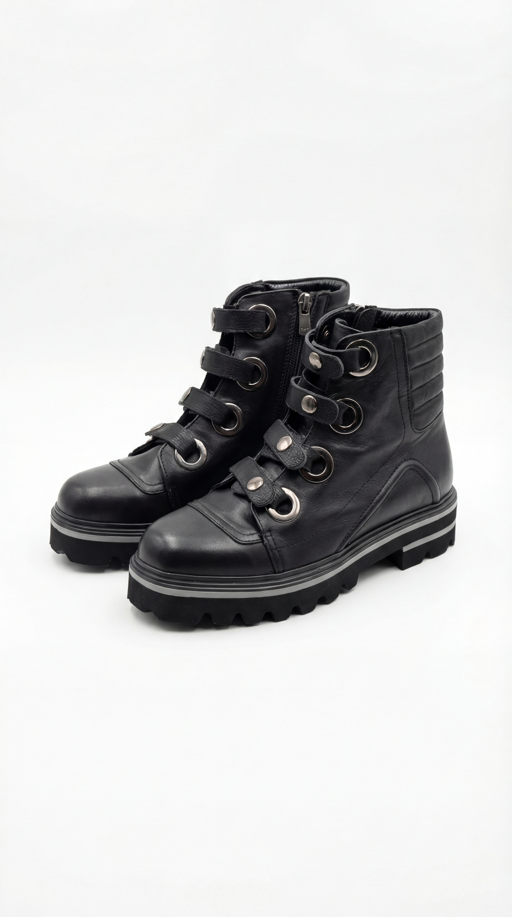 Ботинки с заклепками