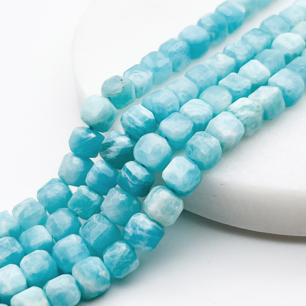 Амазонит, куб с огранкой, размер около 5,7-6 мм, цена за 16 шт (1/4 нити)