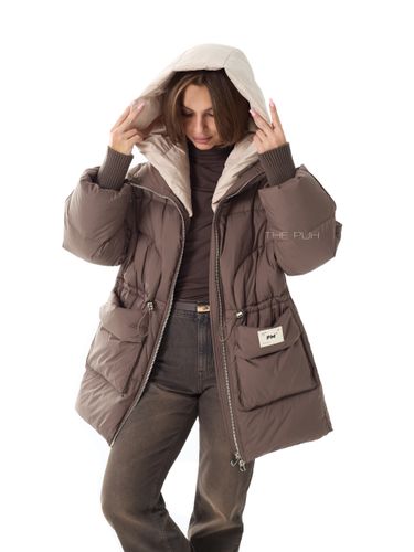 Удлиненный коричневый пуховик с контрастным капюшоном