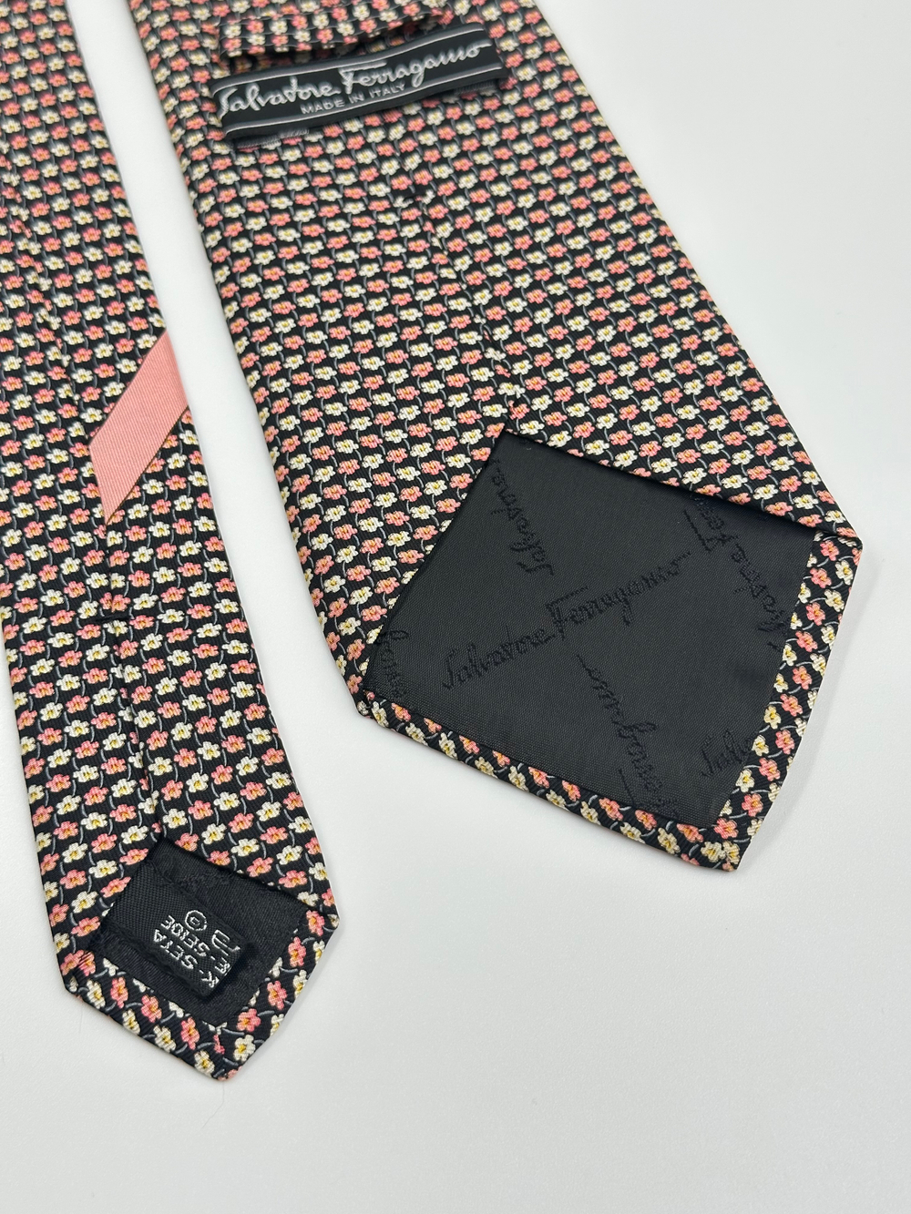 Галстук чёрный в цветочек Salvatore Ferragamo