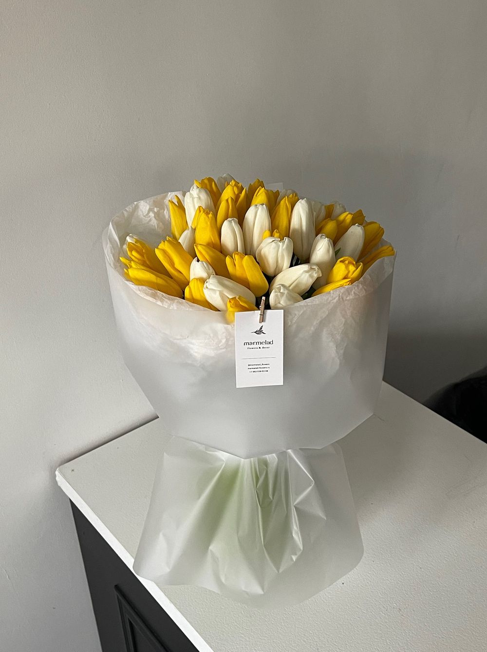 Букет из 51 белого и желтого тюльпанов