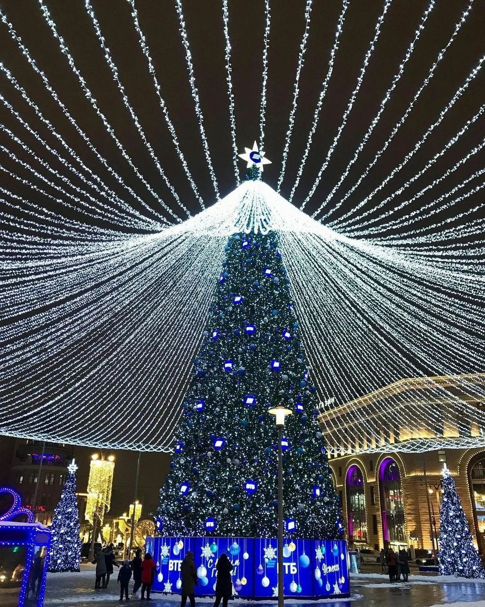 Светодинамическая елка каркасная - встроенная гирлянда: холодный свет - "Уральская" 12 м