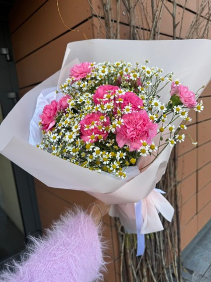 Букет из ромашек и диантусов