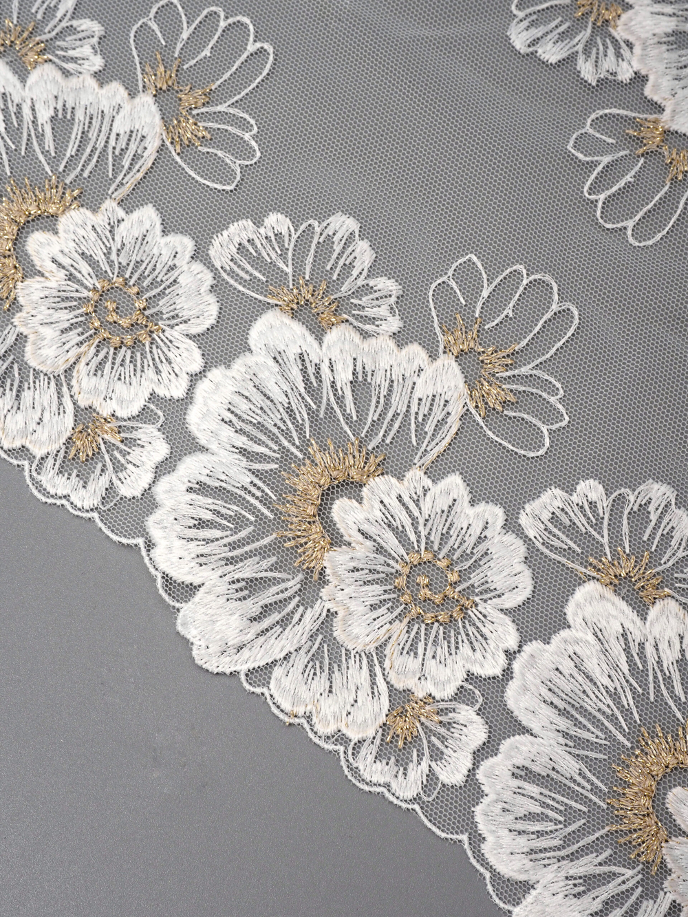 Вышивка на сетке теплая белая с золотым люрексом неэластичная ширина 21 см