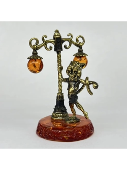 Бронзовая статуэтка на янтаре