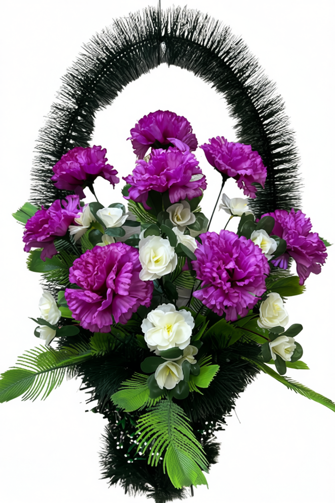 Корзина из искусственных цветов: пурпурные гвоздики и белые розы, украшенные зелеными листьями. Корзина из искусственных цветов: пурпурные гвоздики и белые розы, украшенные зелеными листьями.