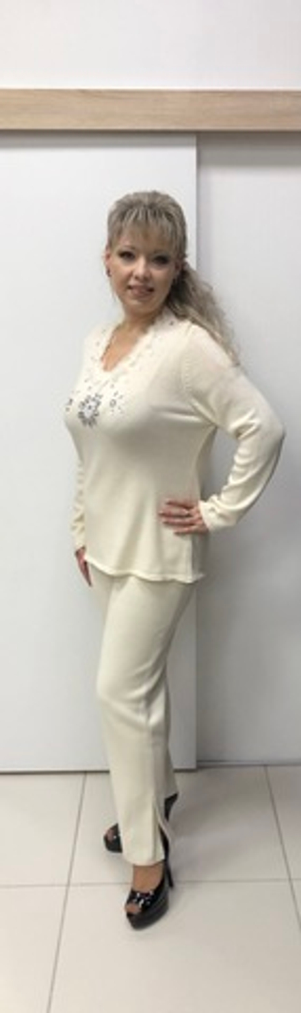 Белые трикотажные брюки