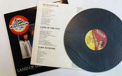 Винтажная виниловая пластинка Legs Diamond Land Of The Gun (UK 1986)