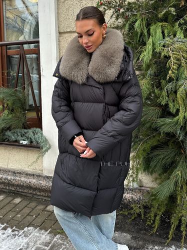 Удлиненный черный пуховик с коричневым меховым воротником и капюшоном