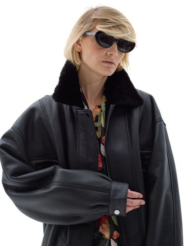 Черная кожаная оверсайз дубленка с отложным воротником