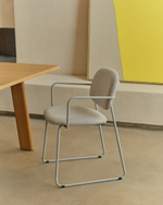 Стул Meli из бежевого шенилла с бежевой металлической структурой