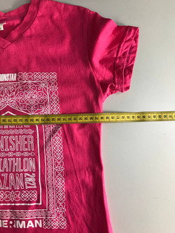 Футболка яркого цвета приталенная, маркировка XS, визуально на 42 размер