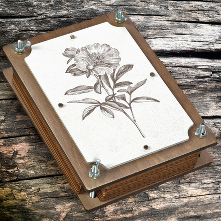 Деревянный пресс для гербария «Пион» с индивидуальной гравировкой — размер 22x16 см
