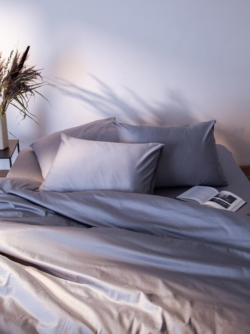 Простыня на резинке из премиального сатина светло-серого цвета из коллекции essential,  180х200х30 с
