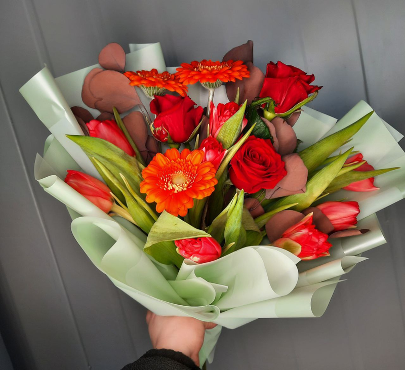 Яркий букет с тюльпанами Яркий букет с тюльпанами