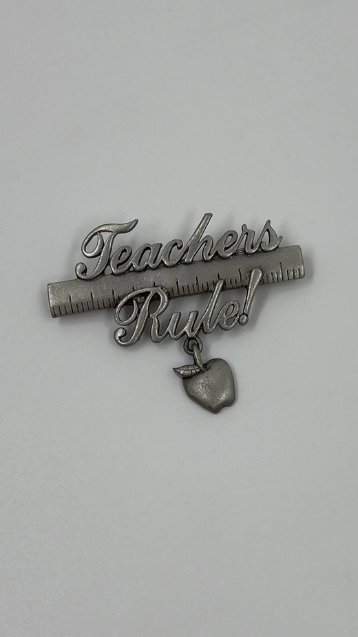 Брошь «Teachers Rule» JJ