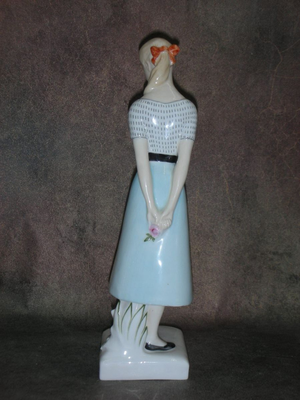 Статуэтка. Фарфор. Дама Сладкие шестнадцать. Royal Doulton. Англия