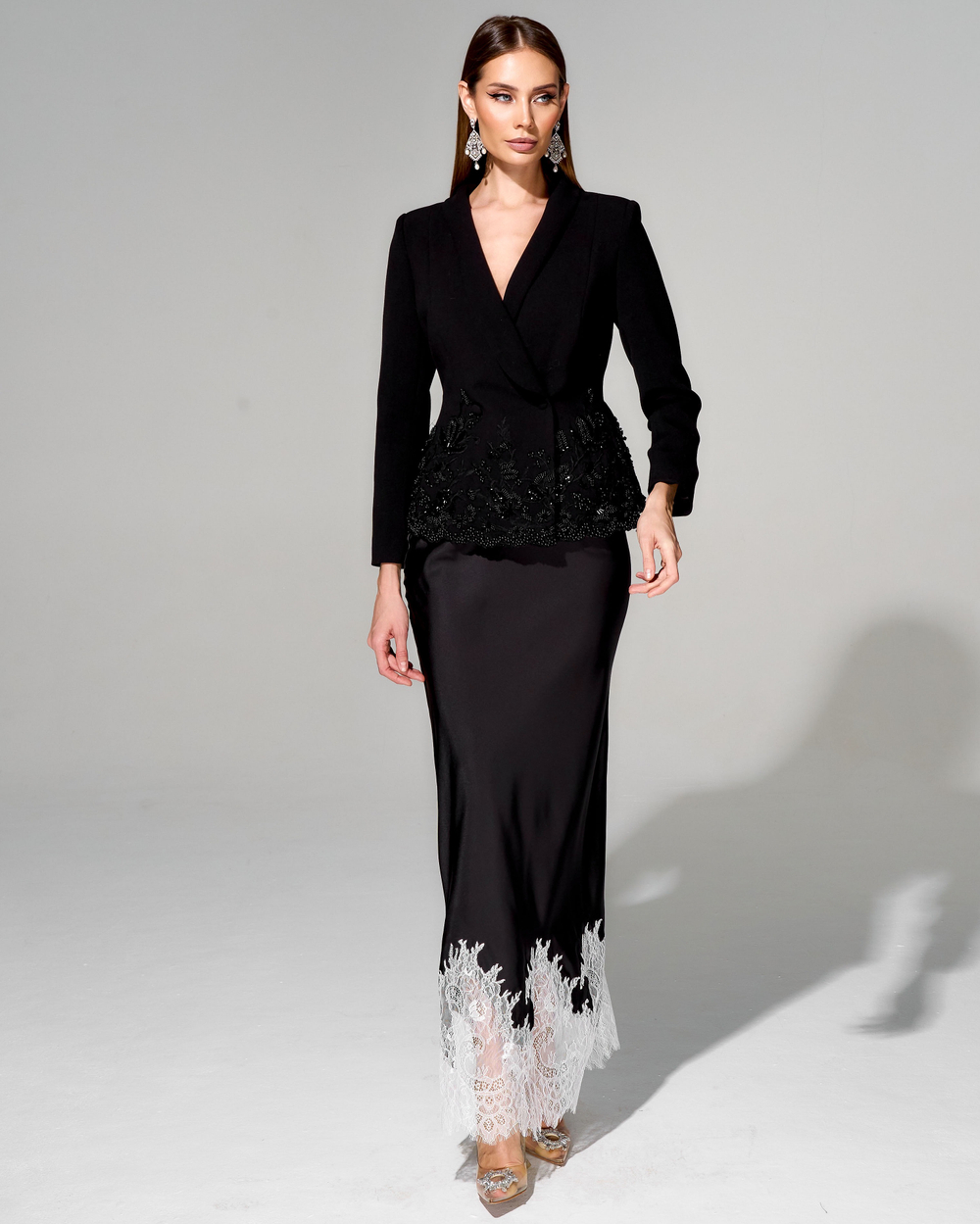 Приталенный жакет из итальянского крепа с вышивкой ручной работы