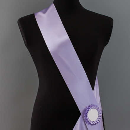 Лента наградная для конкурса красоты С НАНЕСЕНИЕМ. Цвет ленты СВЕТЛО-СИРЕНЕВЫЙ. Крепление розетка с лого.