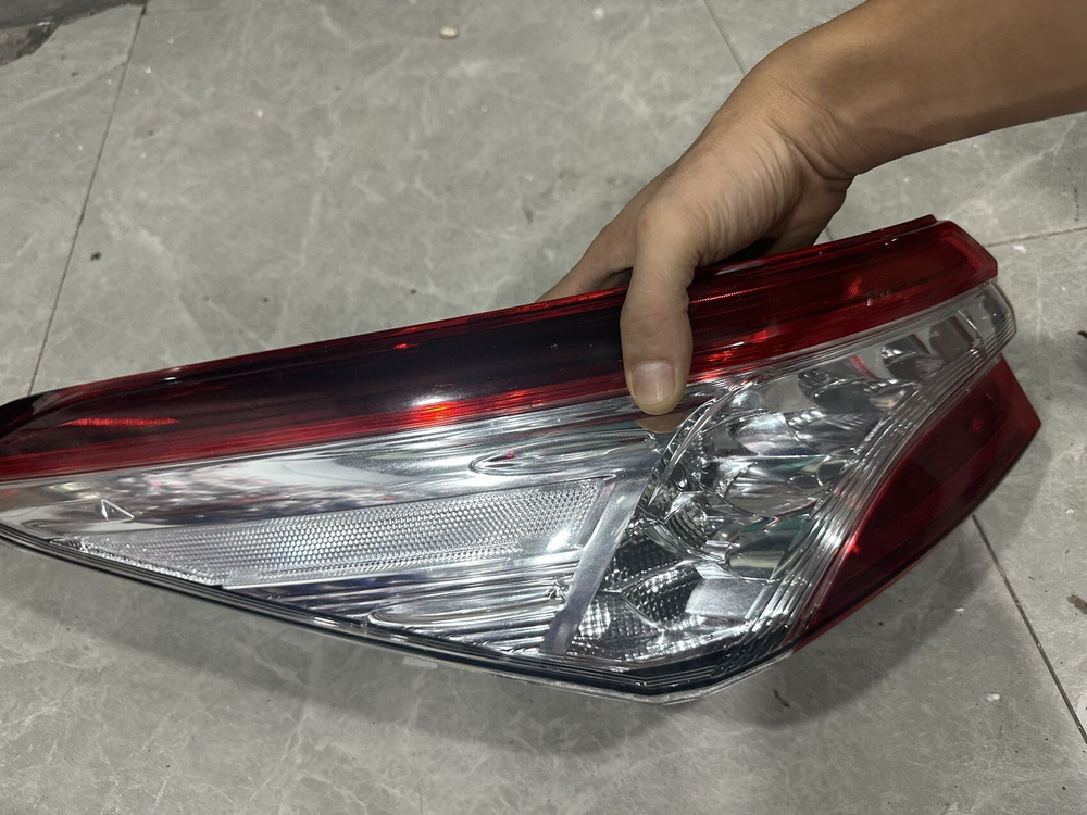 Задний левый или правый фонарь (Tail light) Toyota Camry оригинал