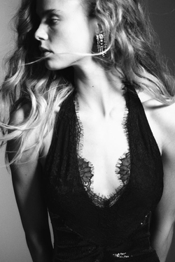 ZARA КОРОТКОЕ ПЛАТЬЕ ХАЛТЕР С ПАЙЕТКАМИ, ЧЕРНЫЙ