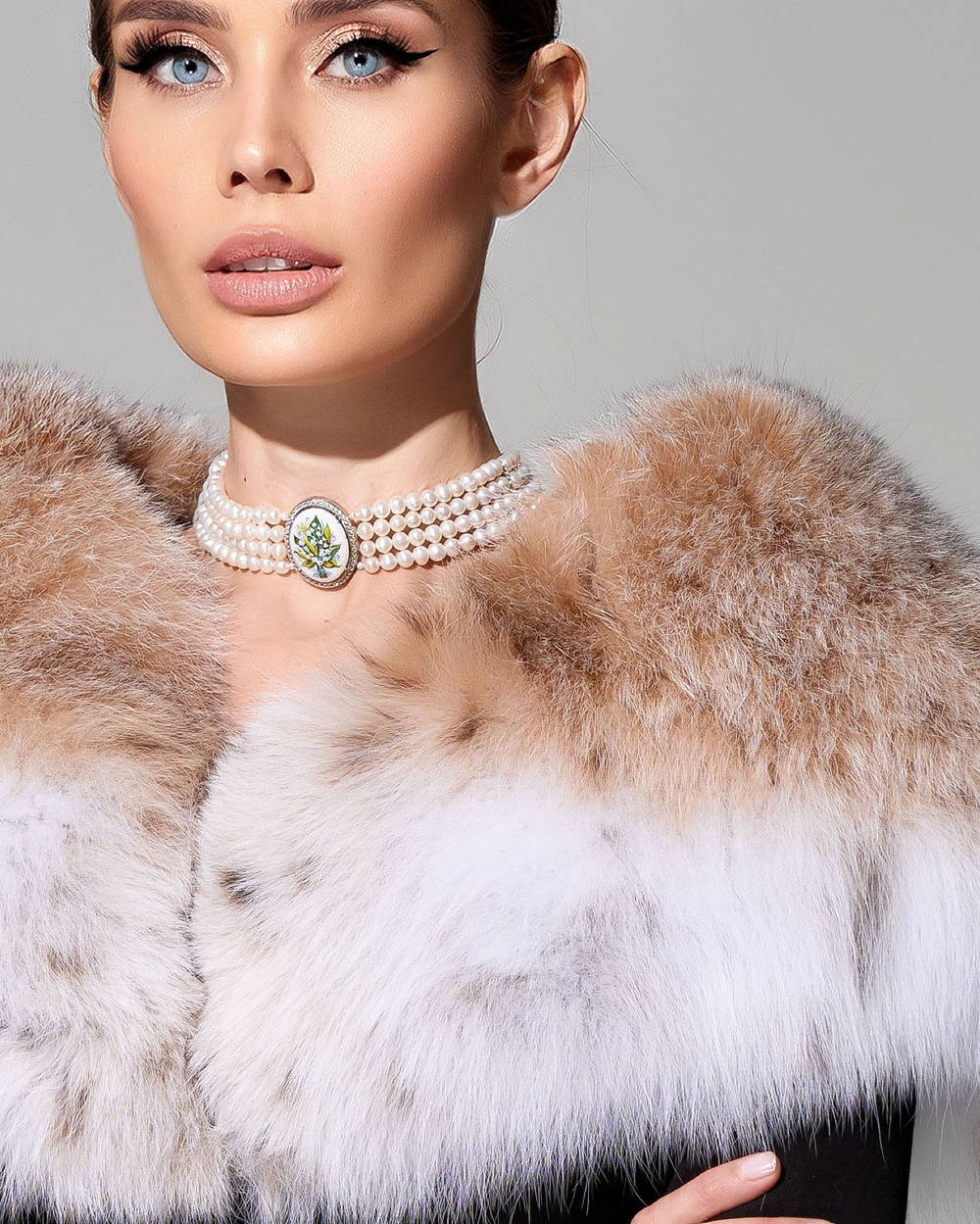 Приталенный жакет из итальянского крепа с меховой отделкой рыси