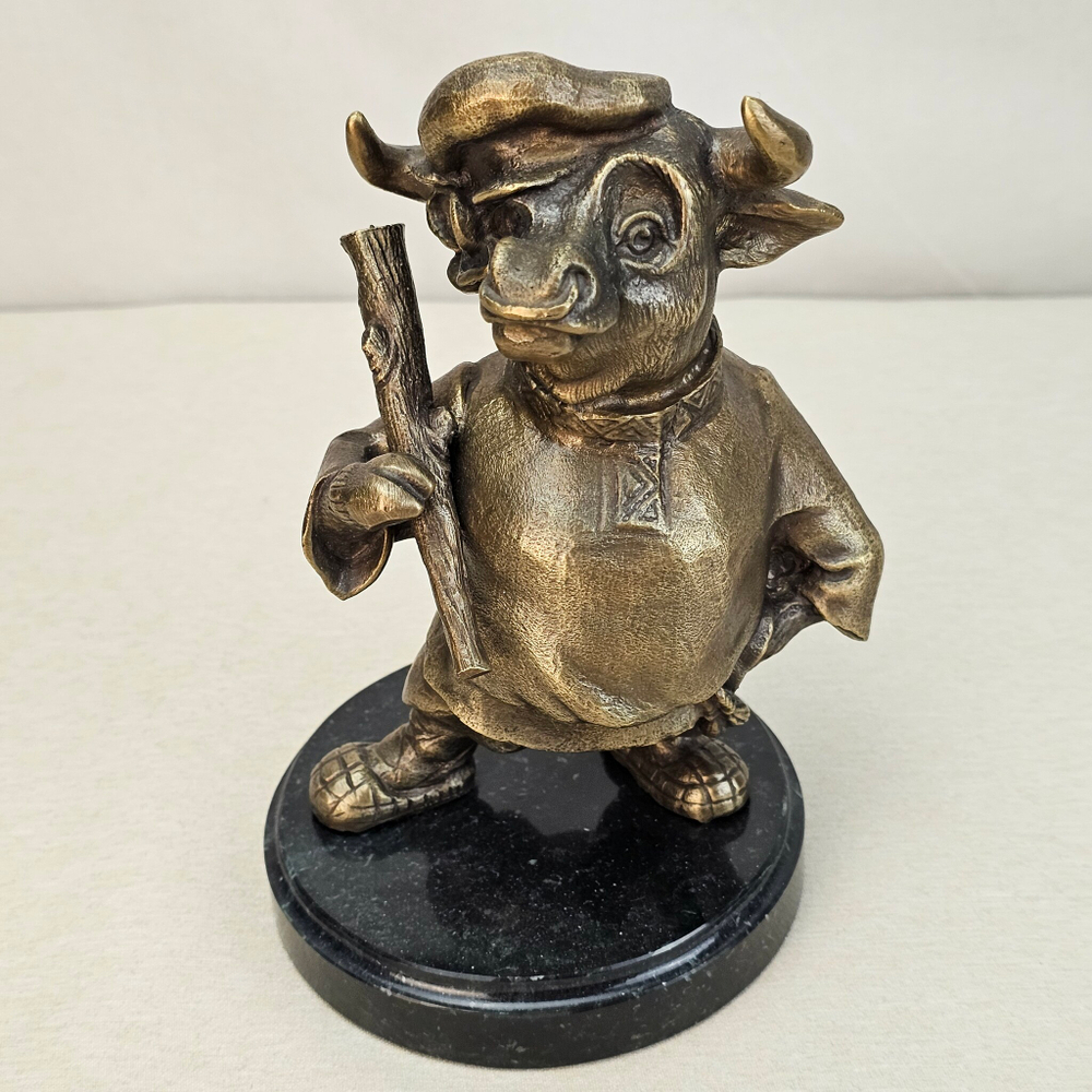 Бронзовая статуэтка "Бык с дубиной"