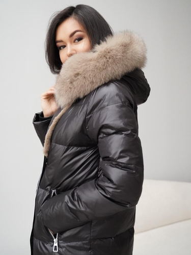 Длинный пуховик с декоративной молнией и меховой отделкой