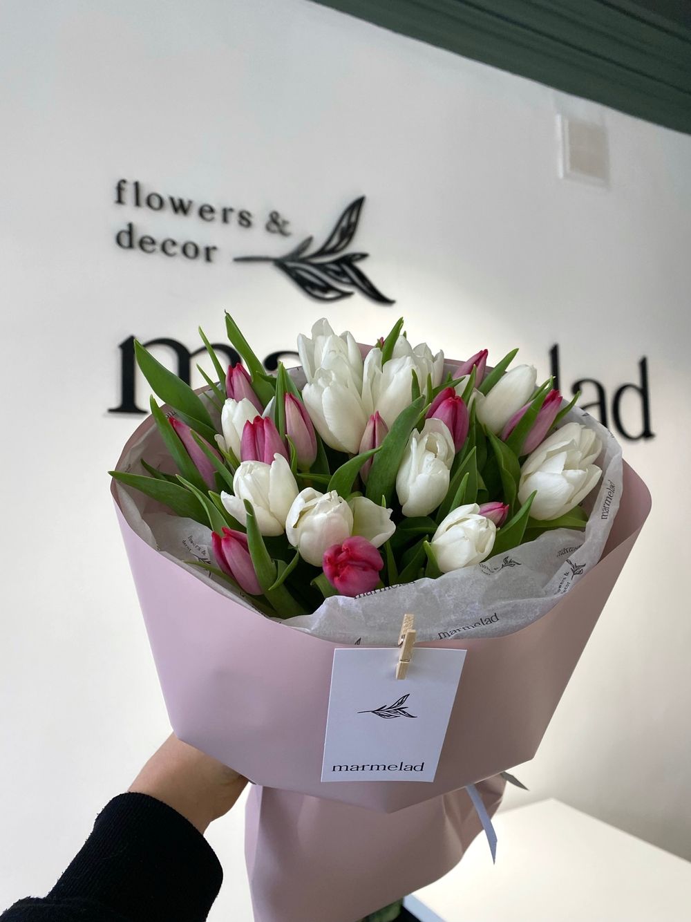 Букет из 25 белых и ярко-розовых тюльпанов