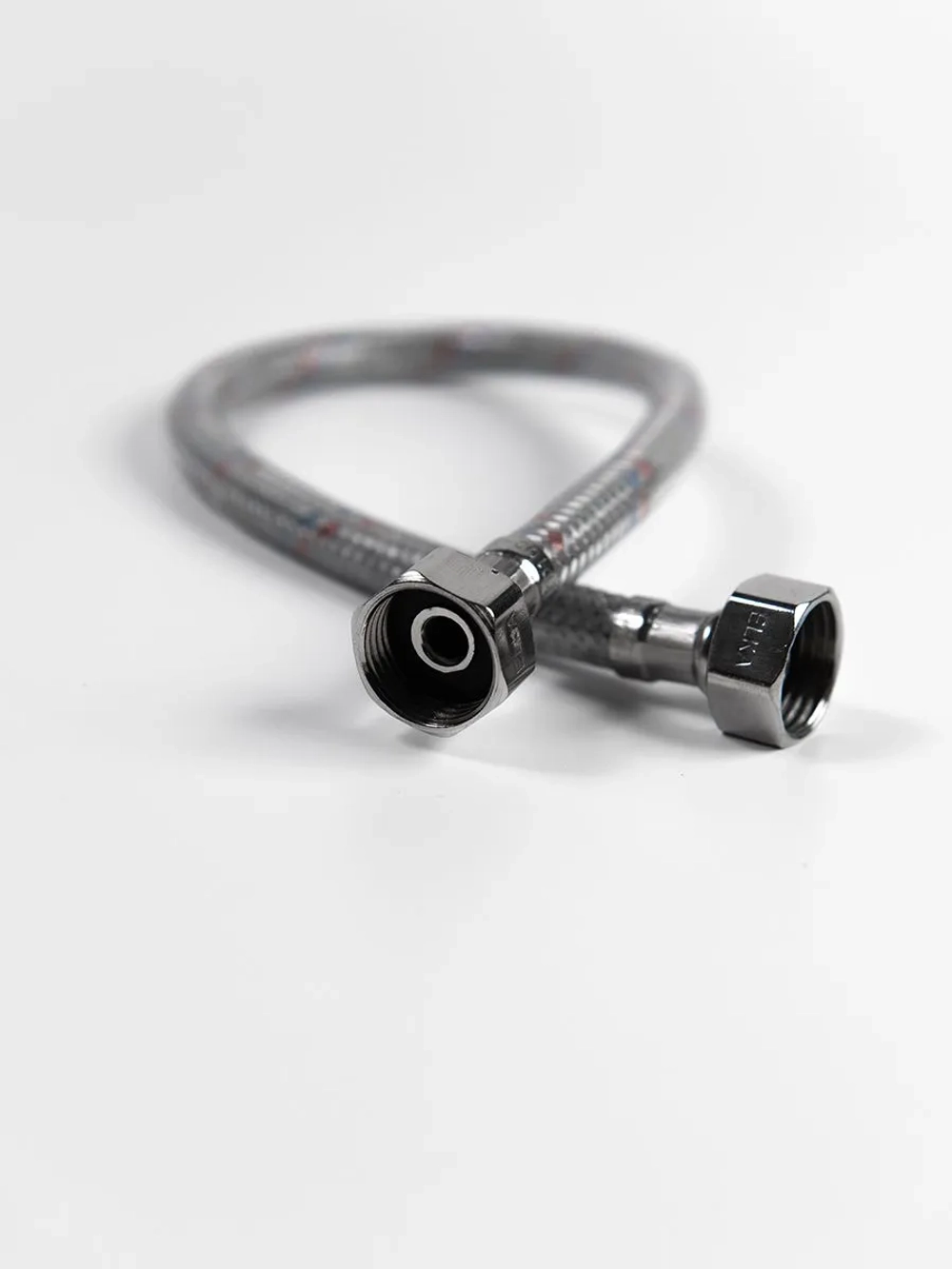 Гибкая подводка для воды в ПВХ оболочке 1/2" гайка-гайка 60 cм с ключом, 10128