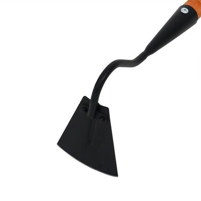 Мотыга с деревянным черенком