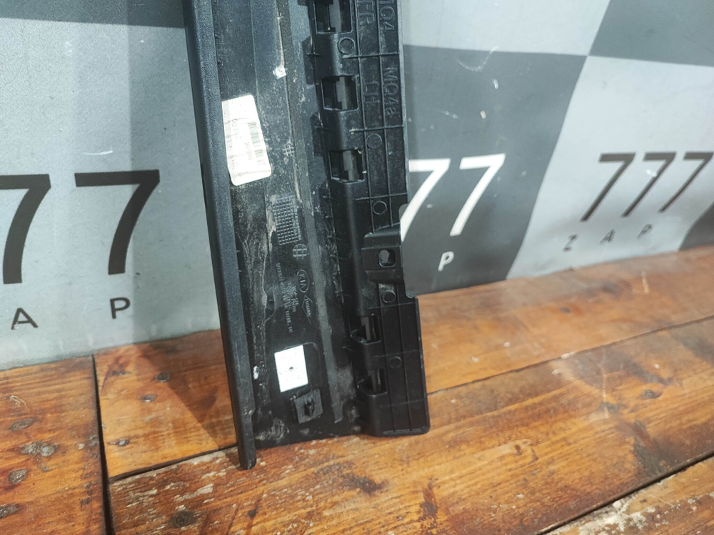 Накладка двери передняя левая Kia Sorento 4 Б/У Оригинал 82250P2000