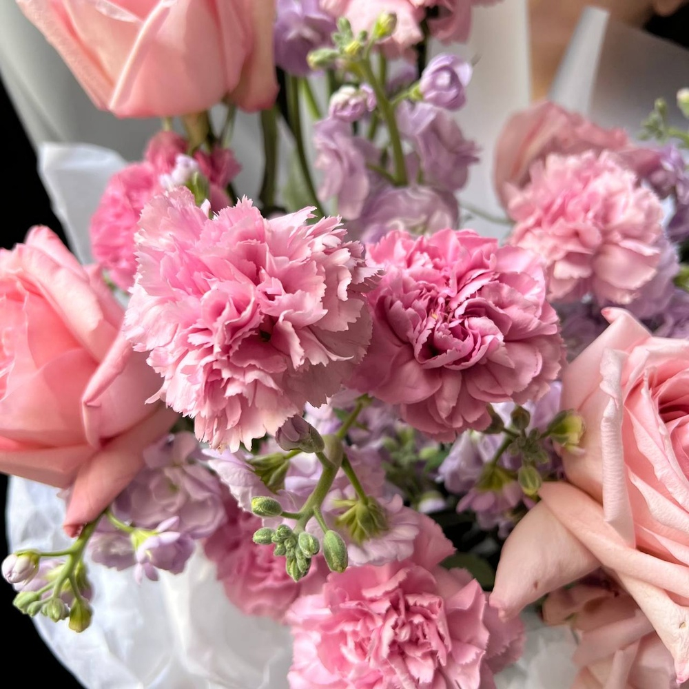 Авторский букет «Мур-Мур» пионовидные розы Пинк О` Хара, маттиола и гвоздика/ Цветы/ букет от RoseMarkt