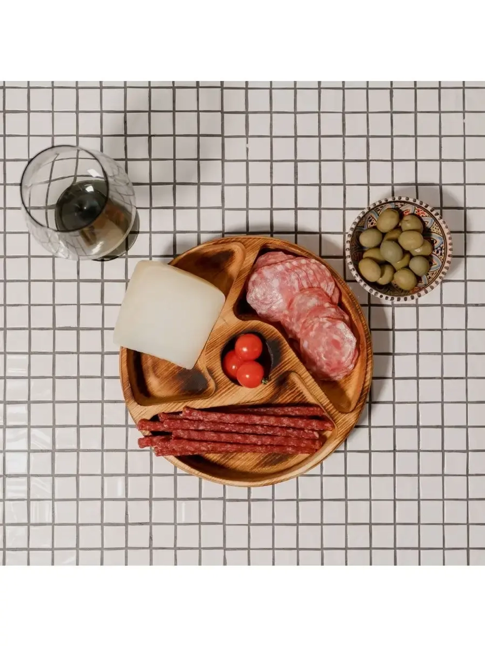 Деревянная менажница с 4 отсеками из кедра