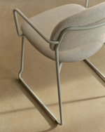 Стул Meli из бежевого шенилла с бежевой металлической структурой