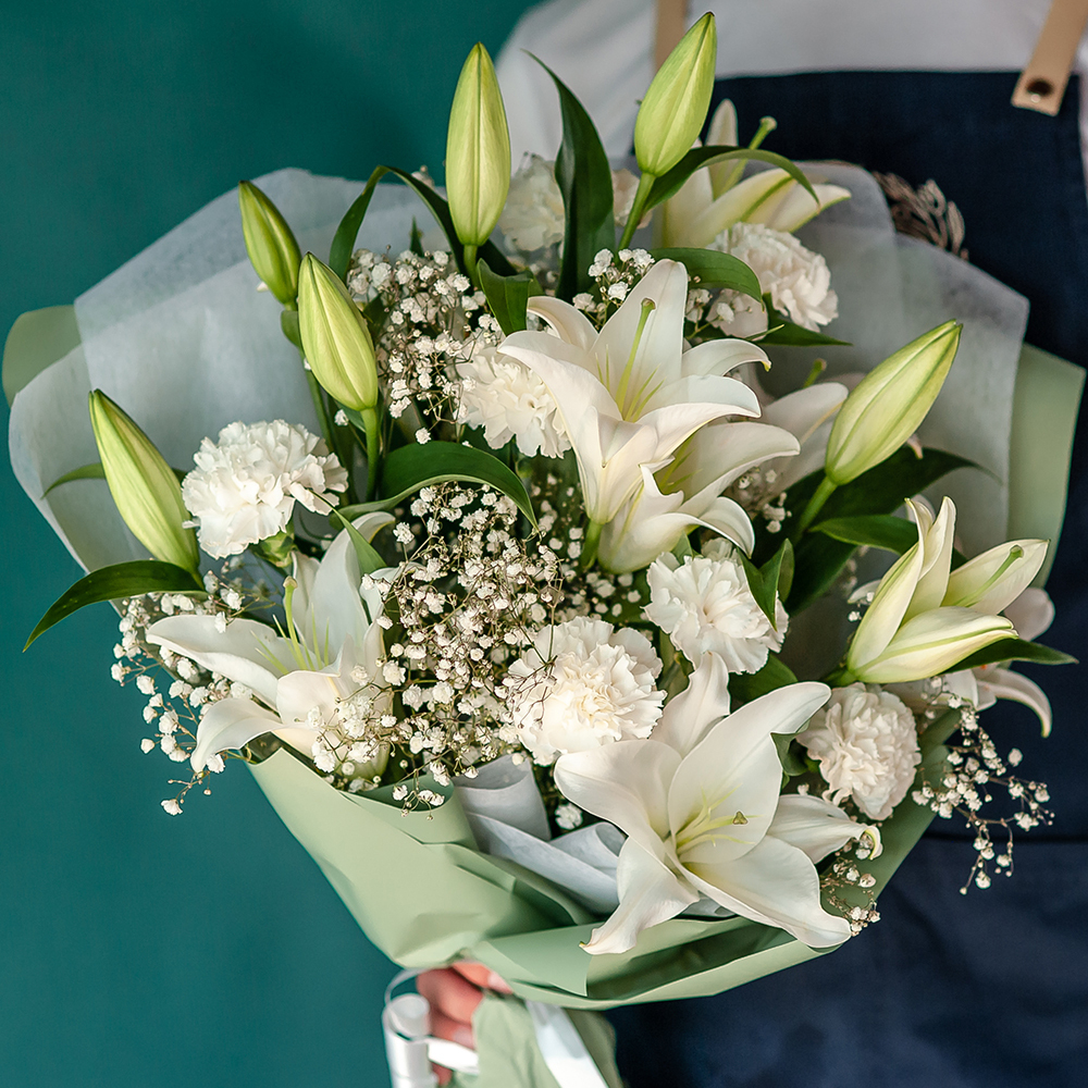 Сборный букет из лилий и диантусов