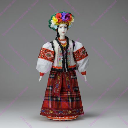 Сувенирная кукла в белой жилетке