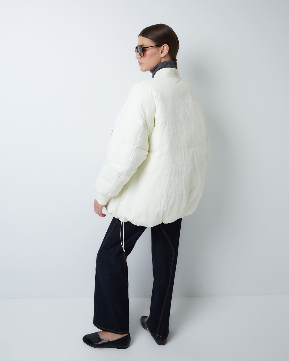 Бомбер на пуху молочный