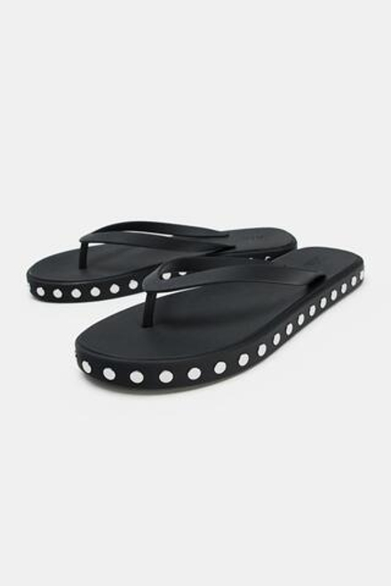 ZARA САНДАЛИИ НА ПЛОСКОЙ ПОДОШВЕ С ЗАКЛЕПКАМИ, ЧЕРНЫЙ