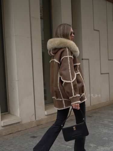Коричневая дубленка с мехом песца на капюшоне