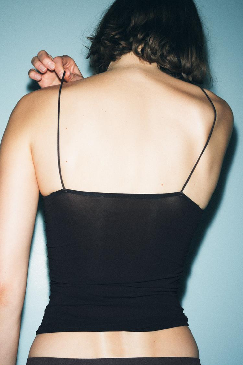 ZARA ТОП ИЗ ПОЛИАМИДА С ДРАПИРОВАННЫМ ВЫРЕЗОМ, ТЕМНО-КОРИЧНЕВЫЙ