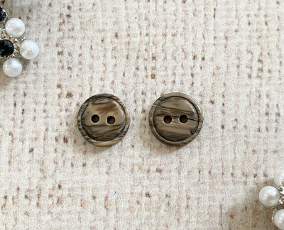 Пуговицы костюмные, 2 прокола, d 1,1 см