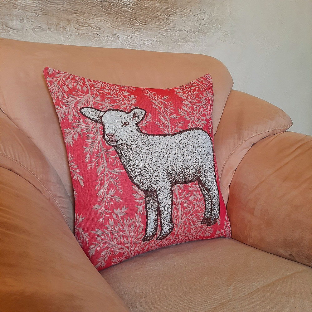 Декоративный гобеленовый чехол для интерьерной подушки Овечка на розовом 47*47