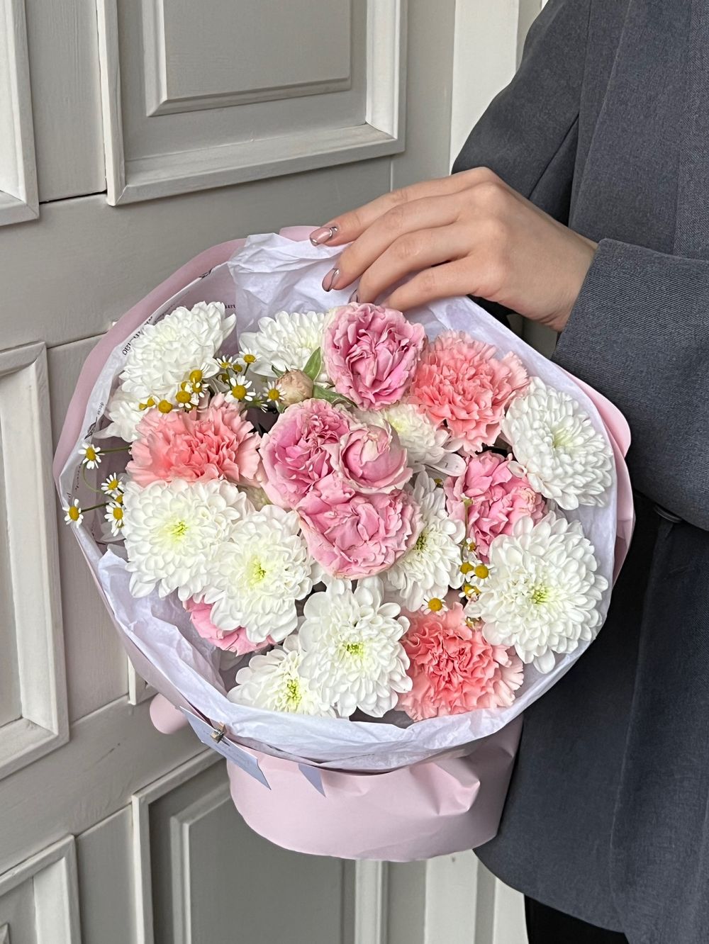 Авторский букет букет с пионовидной кустовой розой КЕНДИ