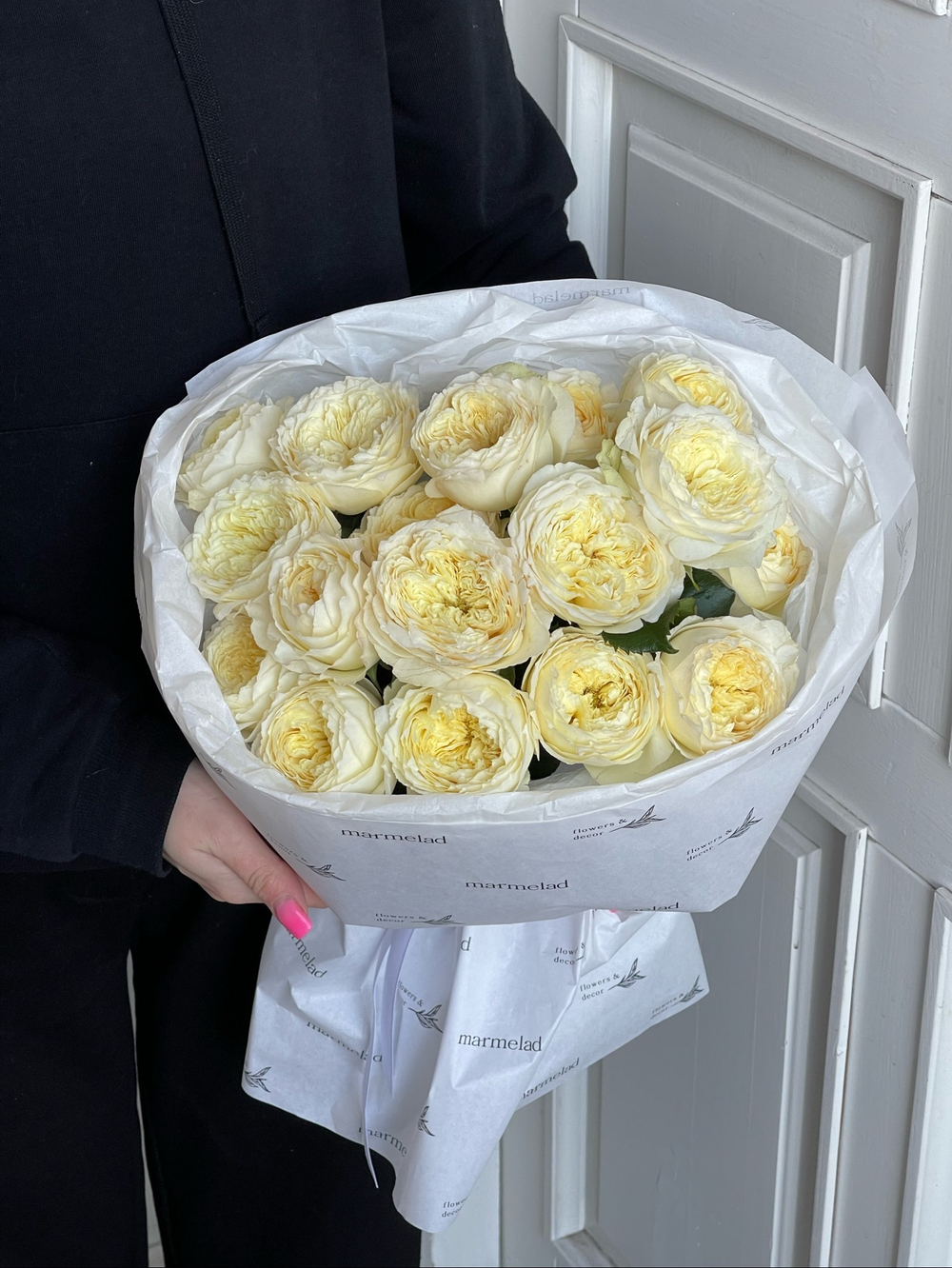 Моно букет из кустовой пионовидной розы желтого оттенка