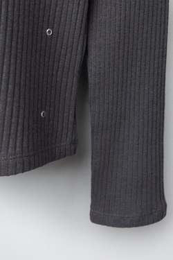 ZARA ФУТБОЛКА В РУБЧИК С ВОРОТНИКОМ-СТОЙКОЙ И ЗАКЛЕПКАМИ, АНТРАЦИТОВО-СЕРЫЙ