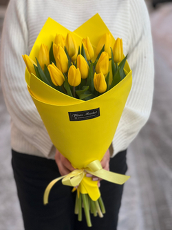 Яркий букет из желтых тюльпанов в стильном оформлении от Флора Маркет