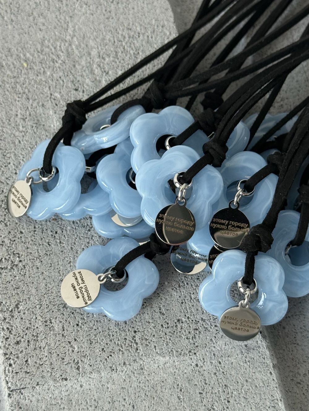 Подвеска цветочек в голубом цвете