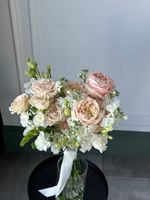 Свадебнй букет из одноголовых пионовидных роз, лизиантуса, маттиолы и диантусов