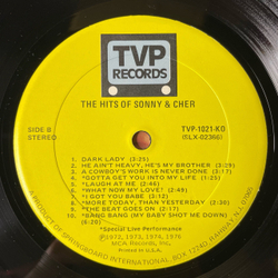 Винтажная виниловая пластинка LP Sonny and Cher, The Hits Of Sonny and Cher (США 1977) I Got You Babe Песня Из Фильма День Сурка